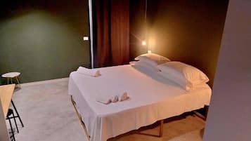 Deluxe tweepersoonskamer, 1 kingsize bed met slaapbank, patio