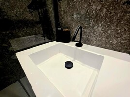 Habitación cuádruple familiar, patio | Baño | Ducha, secador de pelo, toallas y jabón