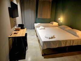 Habitación cuádruple familiar, patio | Caja fuerte y espacio para trabajar con un portátil