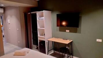 Deluxe tweepersoonskamer, 1 kingsize bed met slaapbank, patio