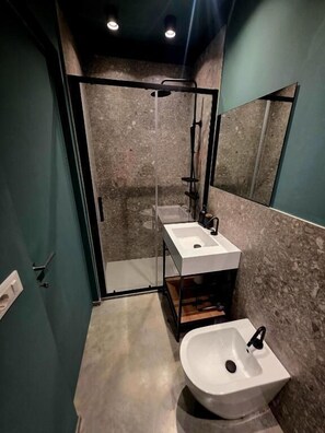 Quarto quádruplo família, varanda | Banheiro | Chuveiro, secador de cabelo, toalhas de banho, sabonete