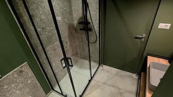 Kamar Double Deluks, 1 Tempat Tidur King dengan tempat tidur Sofa, patio | Kamar mandi | Shower, pengering rambut, handuk, dan sabun