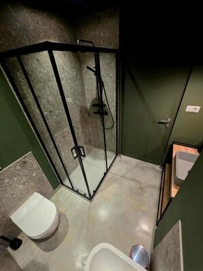 Habitación doble Deluxe, 1 cama King size y sofá cama, patio | Baño | Regadera, secadora de cabello, toallas, jabón 