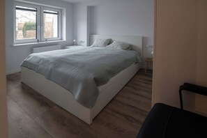 1 habitación, escritorio, tabla de planchar con plancha y cuna de viaje 