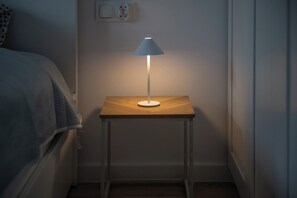 1 habitación, escritorio, tabla de planchar con plancha y cuna de viaje 