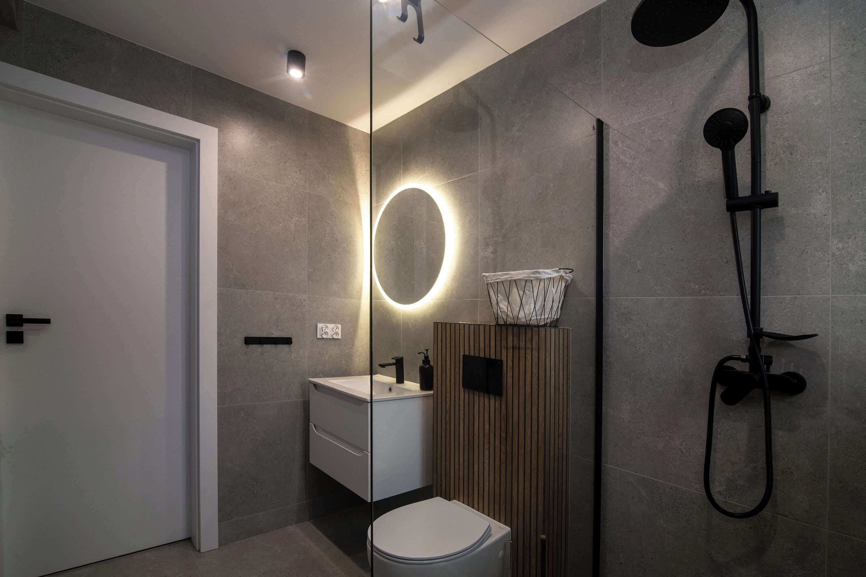 Shower, hair dryer, towels, shampoo