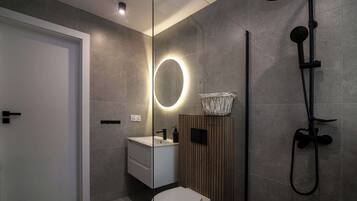 Shower, hair dryer, towels, shampoo