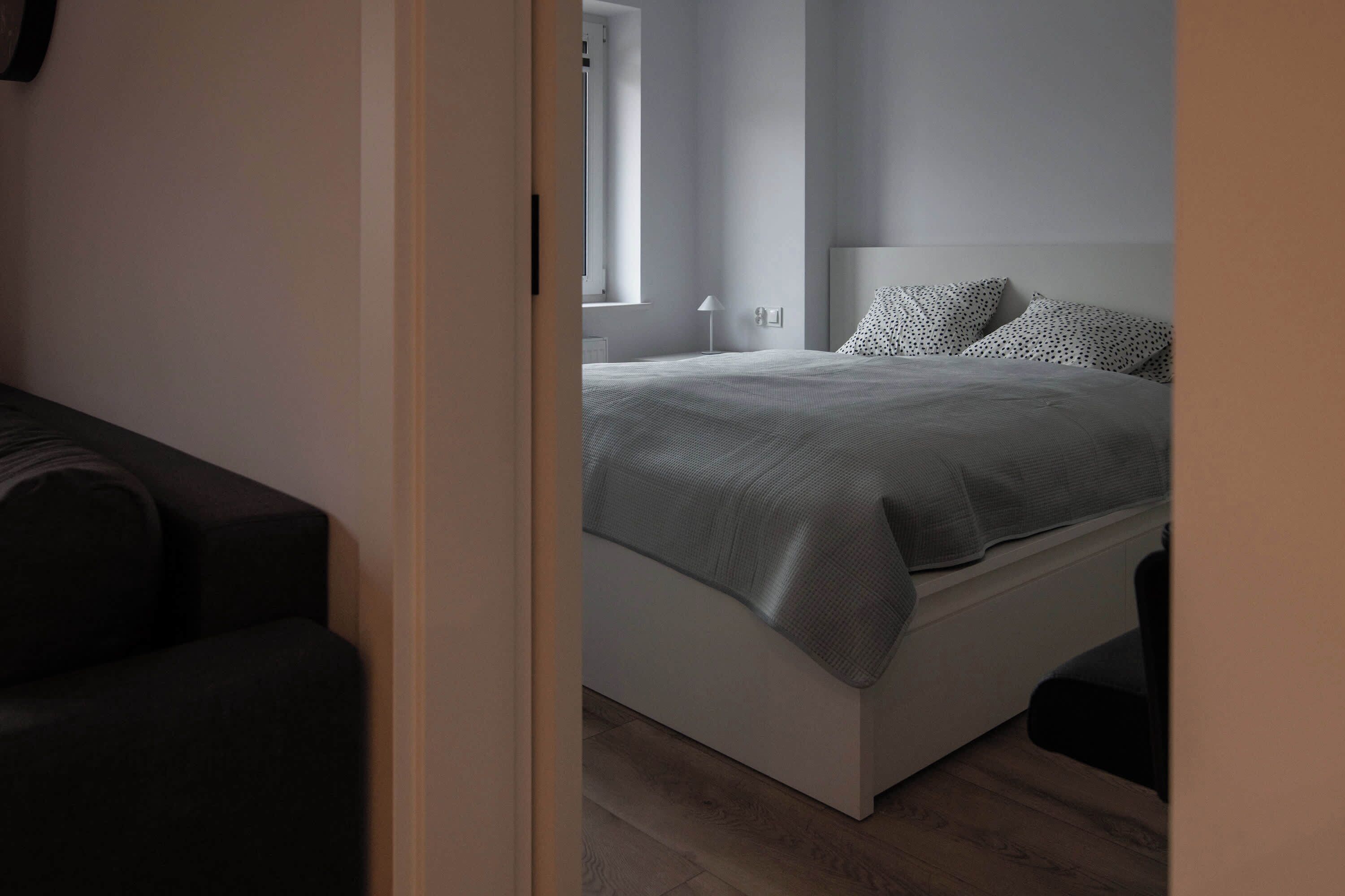 1 dormitorio, escritorio, tabla de planchar con plancha y cuna de viaje