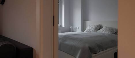 1 dormitorio, escritorio, tabla de planchar con plancha y cuna de viaje