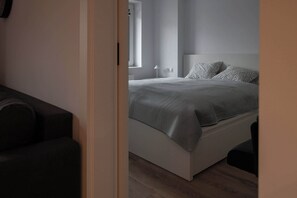 1 makuuhuone, työpöytä, silitysrauta/-lauta, vauvan matkasänky