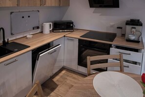 Een koelkast, een magnetron, een oven, een kookplaat