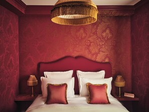 Luxe beddengoed, een kluis op de kamer, een bureau, een laptopwerkplek