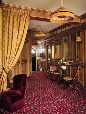 Lobby sitting area - Hotel des Peintres (Paris)
