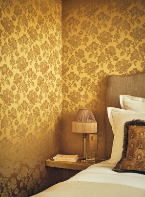 Premium bedding, in-room safe, desk, laptop workspace - Hotel des Peintres (Paris)
