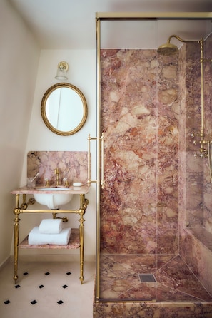Free toiletries, hair dryer, bathrobes, slippers - Hotel des Peintres (Paris)