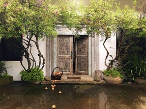 Unclassified image, 4 of 29, button