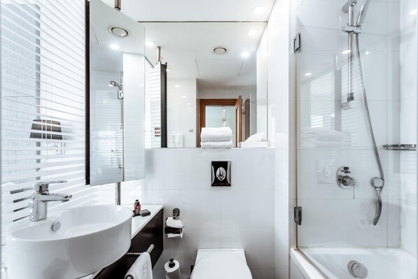 A modern bathroom with a large mirror, a sink, a toilet, and a shower. - Six Superior Rooms in Herzliya (Herzliya)
