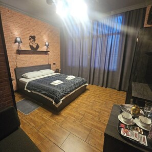 Eenvoudige tweepersoonskamer, uitzicht op tuin