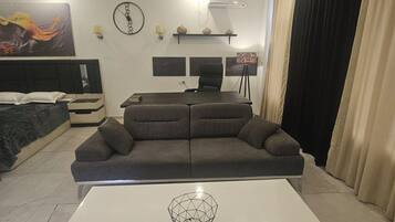 Schreibtisch, laptopgeeigneter Arbeitsplatz, kostenloses WLAN