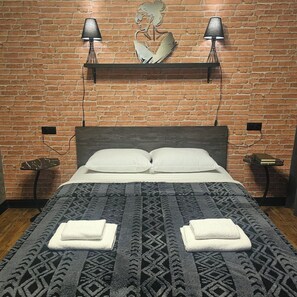 Eenvoudige tweepersoonskamer, uitzicht op tuin