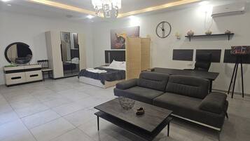 Luxury Double Room | Meja, ruang kerja komputer riba, Wi-fi percuma