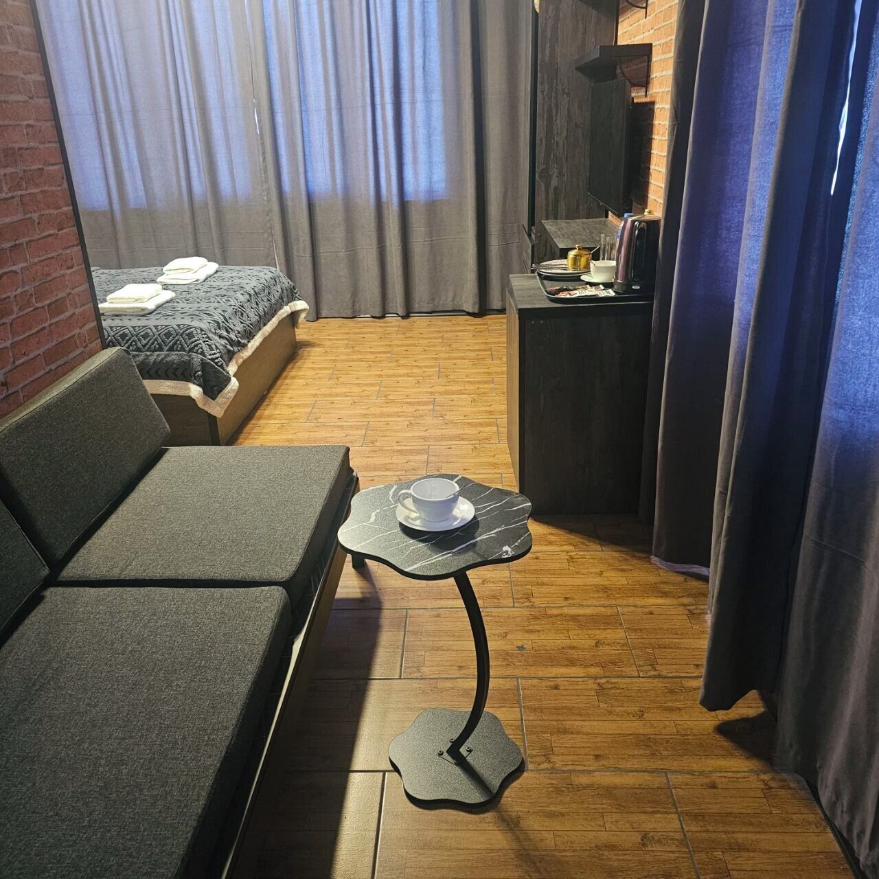 Eenvoudige tweepersoonskamer, uitzicht op tuin