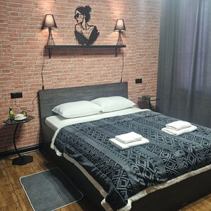 Eenvoudige tweepersoonskamer, uitzicht op tuin