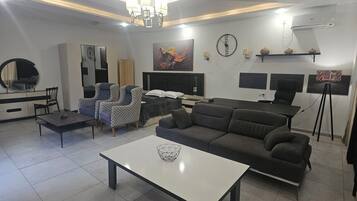 Luxury Double Room | Meja, ruang kerja komputer riba, Wi-fi percuma