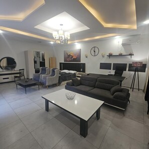 Luxe tweepersoonskamer | Een bureau, een laptopwerkplek, gratis wifi