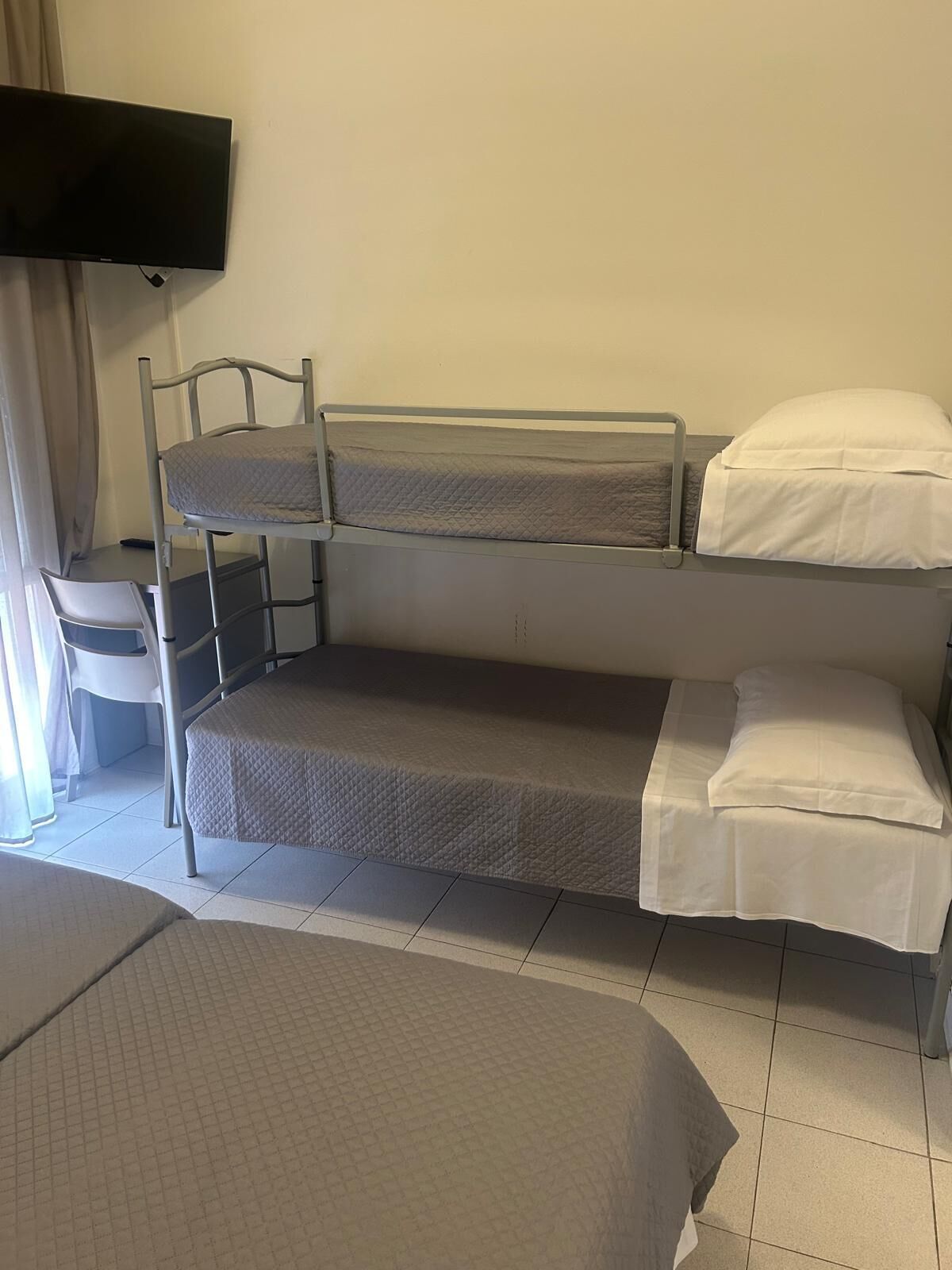 Quarto quádruplo clássico | Cofres nos quartos, escrivaninha, Wi-Fi de cortesia