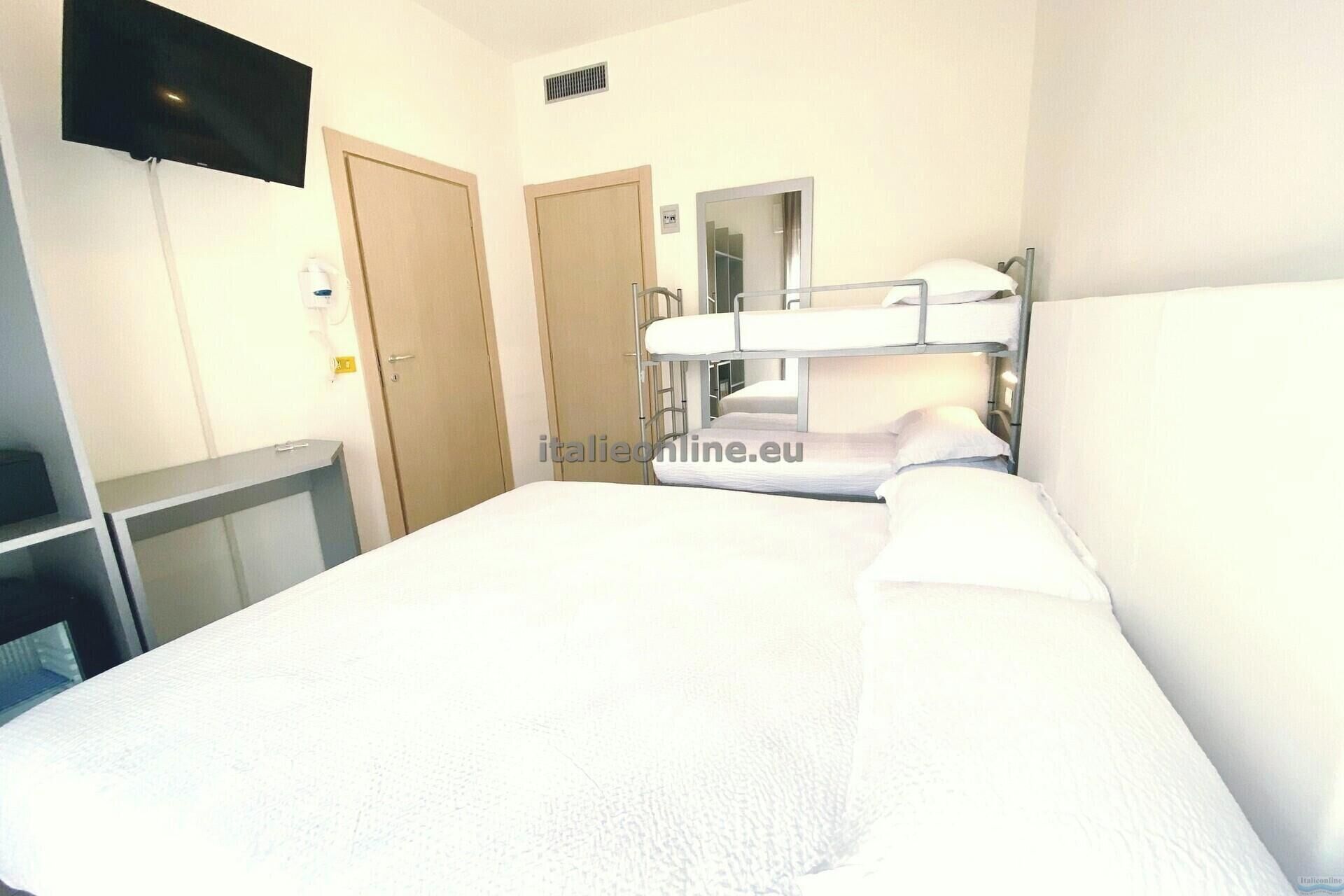 Classic-Vierbettzimmer | Zimmersafe, Schreibtisch, kostenloses WLAN