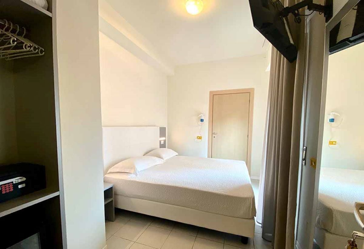 In-room safe, desk, free WiFi