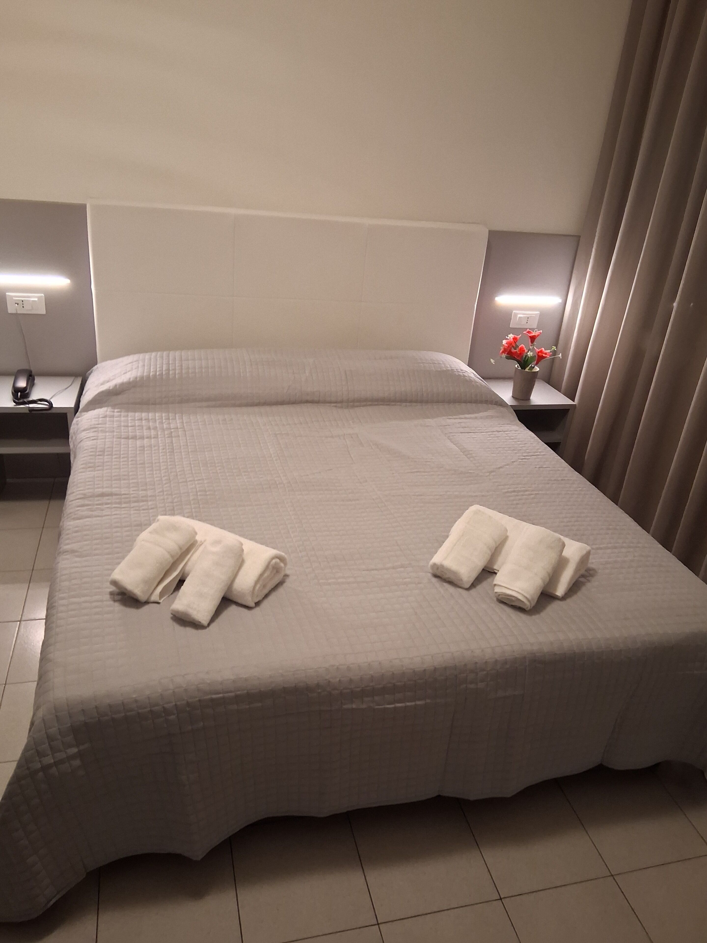 Cofres nos quartos, escrivaninha, Wi-Fi de cortesia