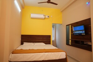 Suite, balcón, vistas a la colina | Mobiliario individual y espacio para trabajar con un portátil
