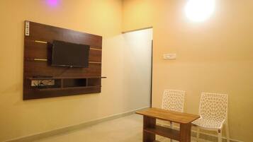 Deluxe Room, 2 Bedrooms | Living area