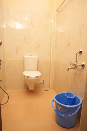 Suite, balcón, vistas a la colina | Baño | Ducha y artículos de higiene personal gratuitos