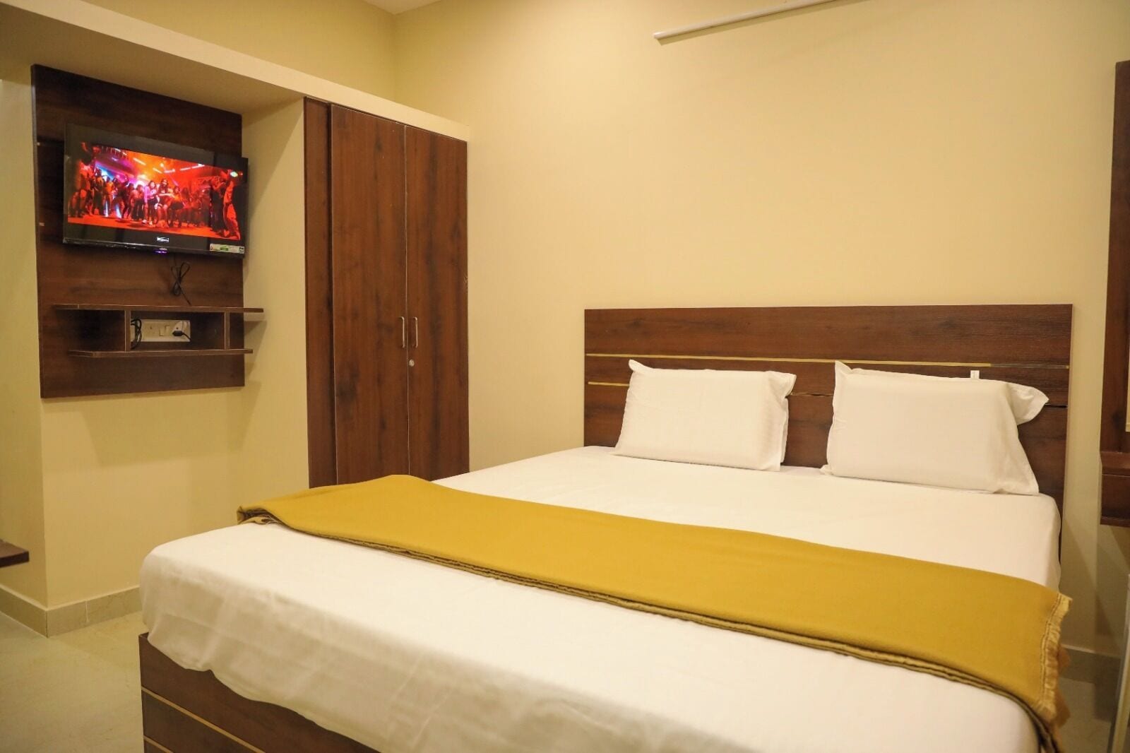 Individually furnished, laptop workspace, free WiFi