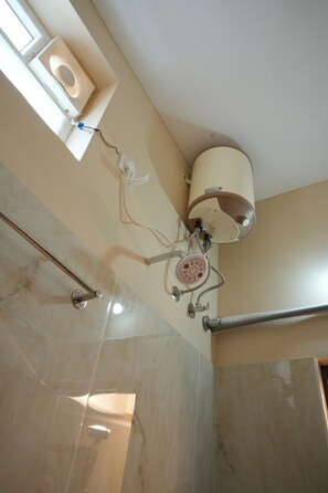 Suite, balcón, vistas a la colina | Baño | Ducha y artículos de higiene personal gratuitos