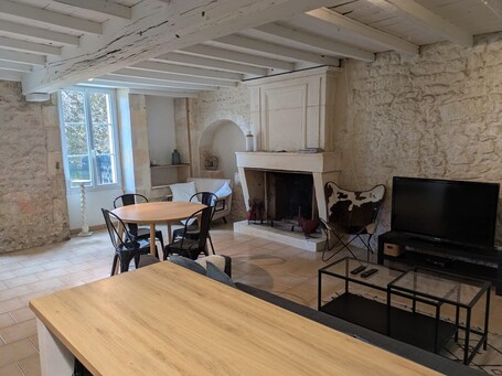 TV. Gite de "La Picoulade" – Renovated Farmhouse with Garden near Jonzac