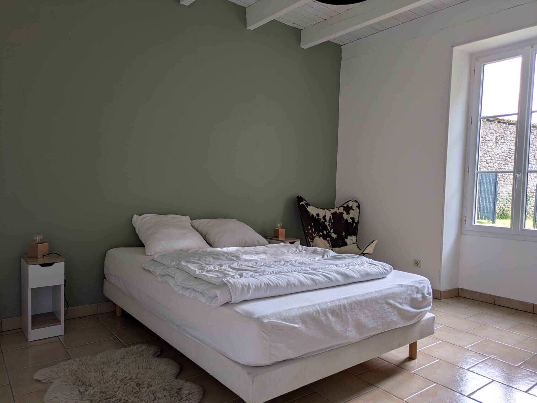 1 chambre, fer et planche à repasser