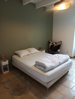 1 quarto, ferros/tábuas de passar roupa