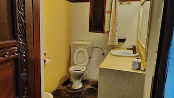 Dobbeltrom – deluxe, hageutsikt | Bad | Dusj, tøfler, håndklær og såpe