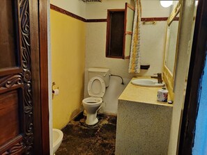 Deluxe Double Room, Garden View | Bathroom | Shower, slippers, towels, soap - Malindi Breeze Point Hotel (Malindi)