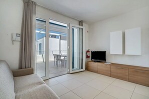TV - Apartment 'Blu Village' with Shared Pool, Private Terrace and Air Conditioning (Jesolo)