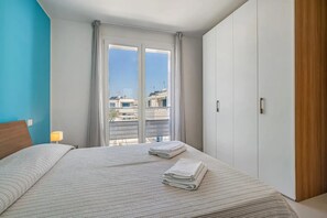 2 bedrooms, bed sheets - Apartment 'Blu Village' with Shared Pool, Private Terrace and Air Conditioning (Jesolo)