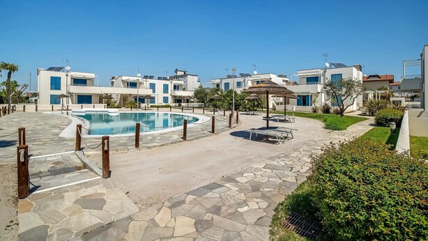 Un hôtel moderne doté d’une piscine, d’un espace extérieur aménagé et d’un jardin bien entretenu.