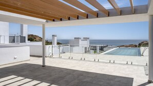 Pool - Modern Apartment with Rooftop Pool - Carvajal (Fuengirola)