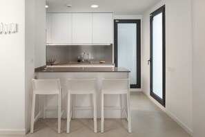 Coffee/tea maker, fridge, microwave, oven - Modern Apartment with Rooftop Pool - Carvajal (Fuengirola)