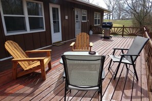 Outdoor dining - Rustic Cabin Rental near Meramec State Park, Missouri (Sullivan)