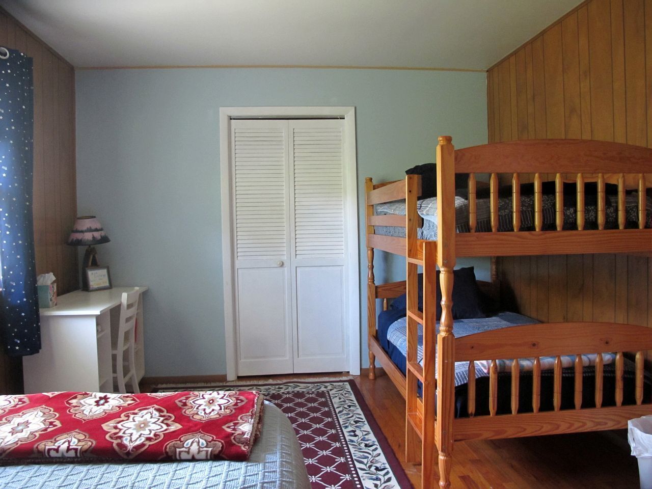 2 bedrooms, desk, iron/ironing board, WiFi